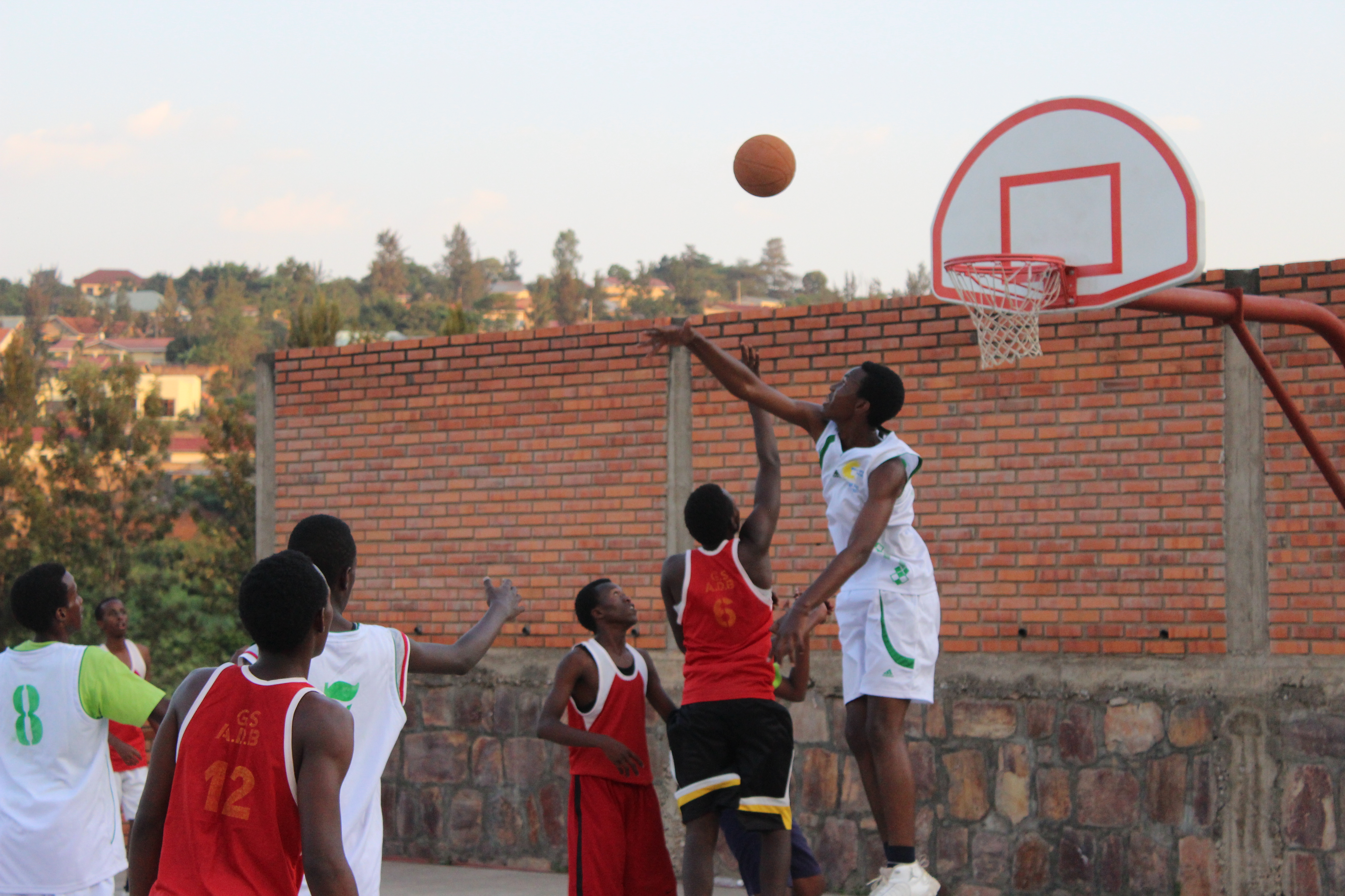 Giocatori reali impegnati in una partita di basket