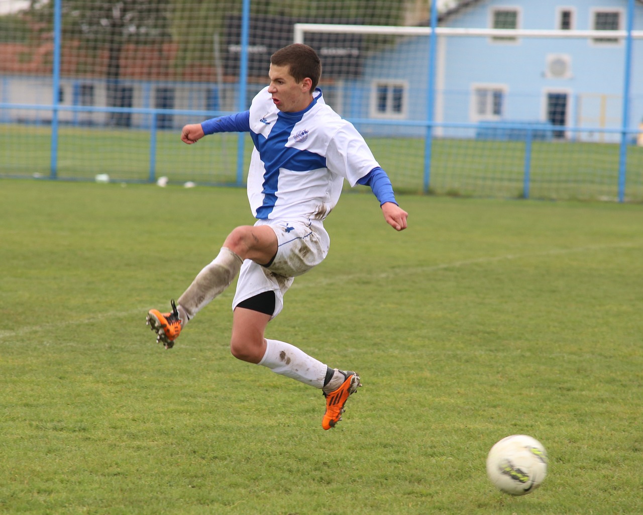 Giocatore di calcio reale in posa atletica
