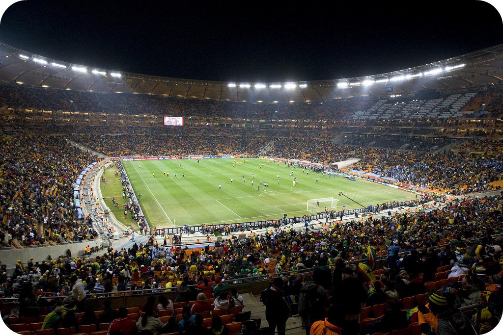 Grande stadio di calcio durante una partita reale
