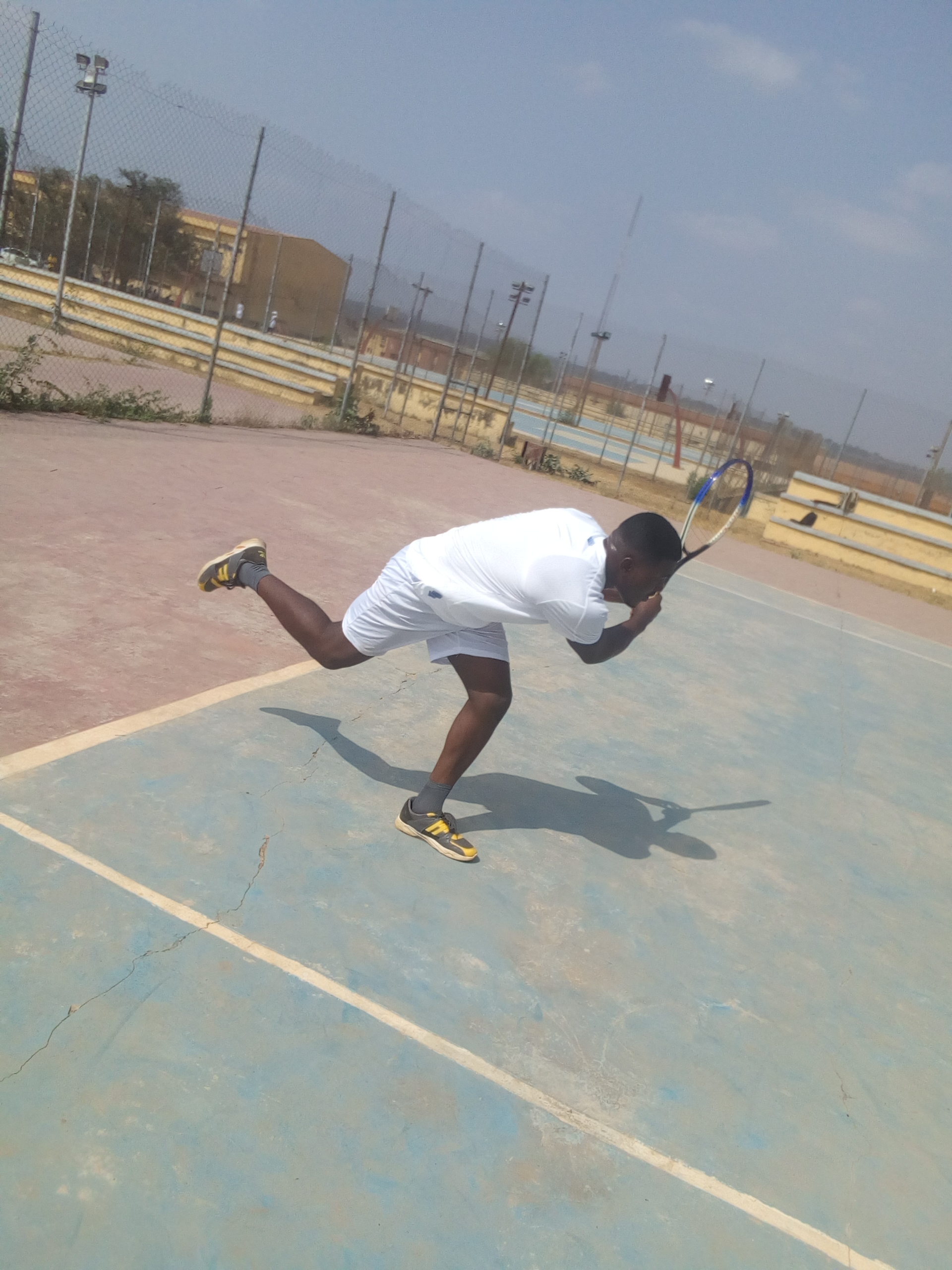 Atleta reale durante un momento di tennis